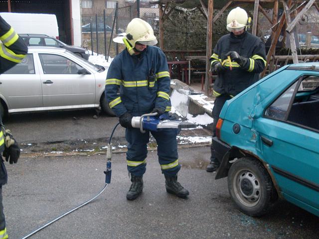 foto 037.jpg - Vcvik ve vyproovn z havarovanho vozidla